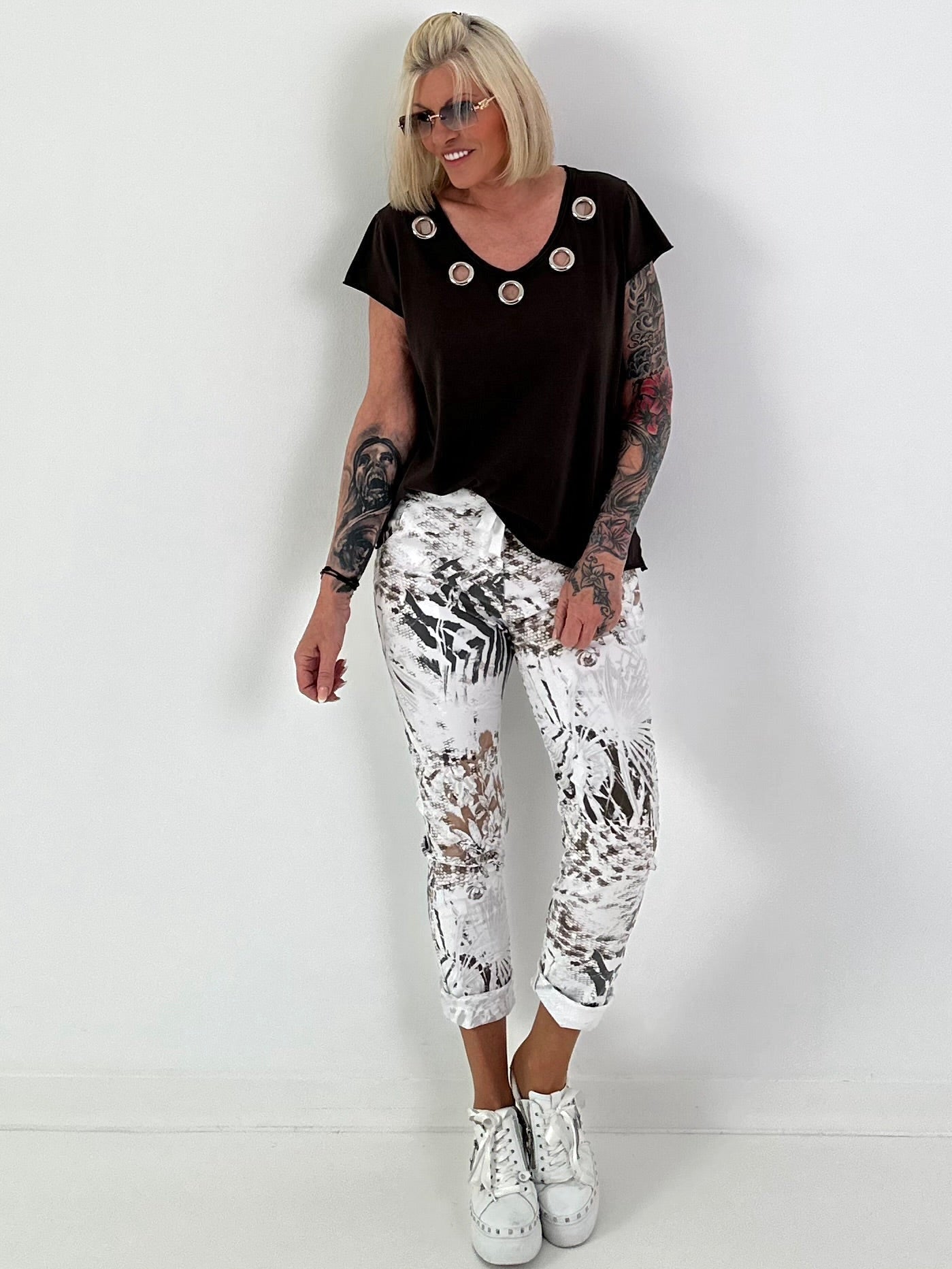 T-shirt with eyelet neckline - chocolate