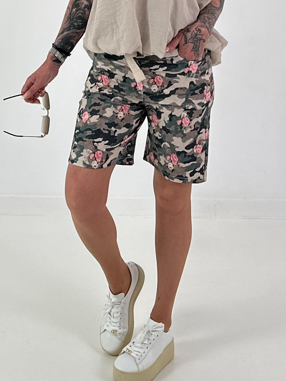 Kurze Hose Camouflage mit floralen Details - taupe mehrfarbig