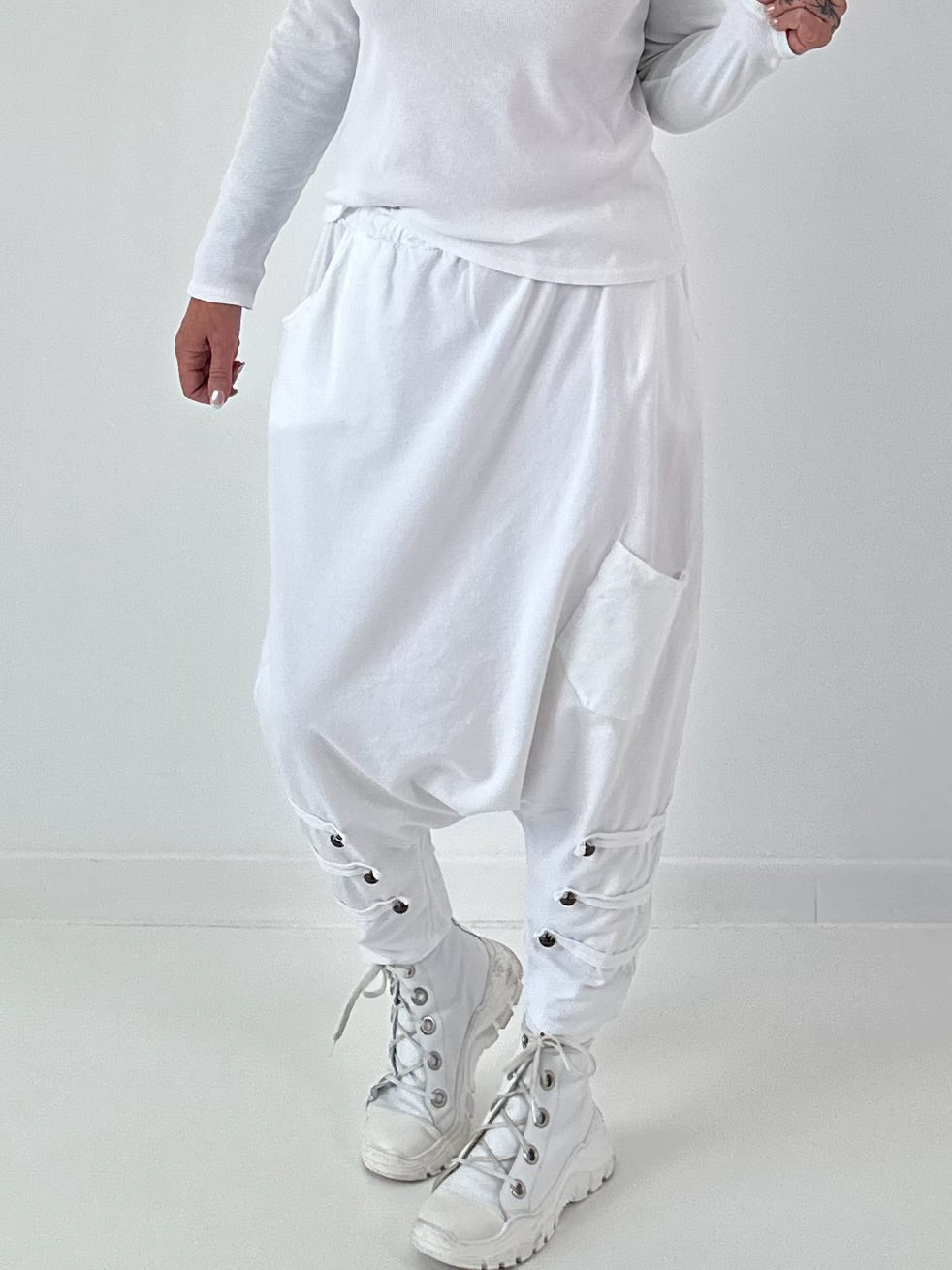 Haremhose mit Knopfdetails - weiss