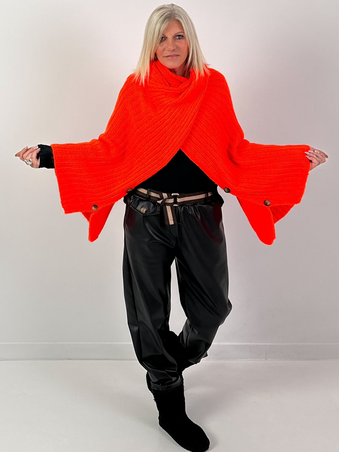 Poncho Pullover Model "Soul Warmer" - orange