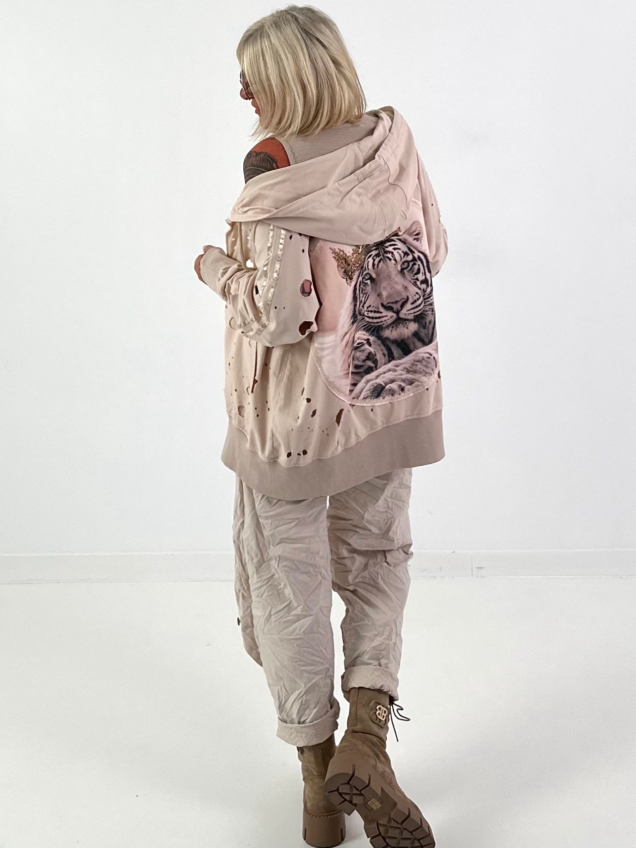Stylische Sweatshirt Jacke mit großem Rückenpatch Tiger- beige