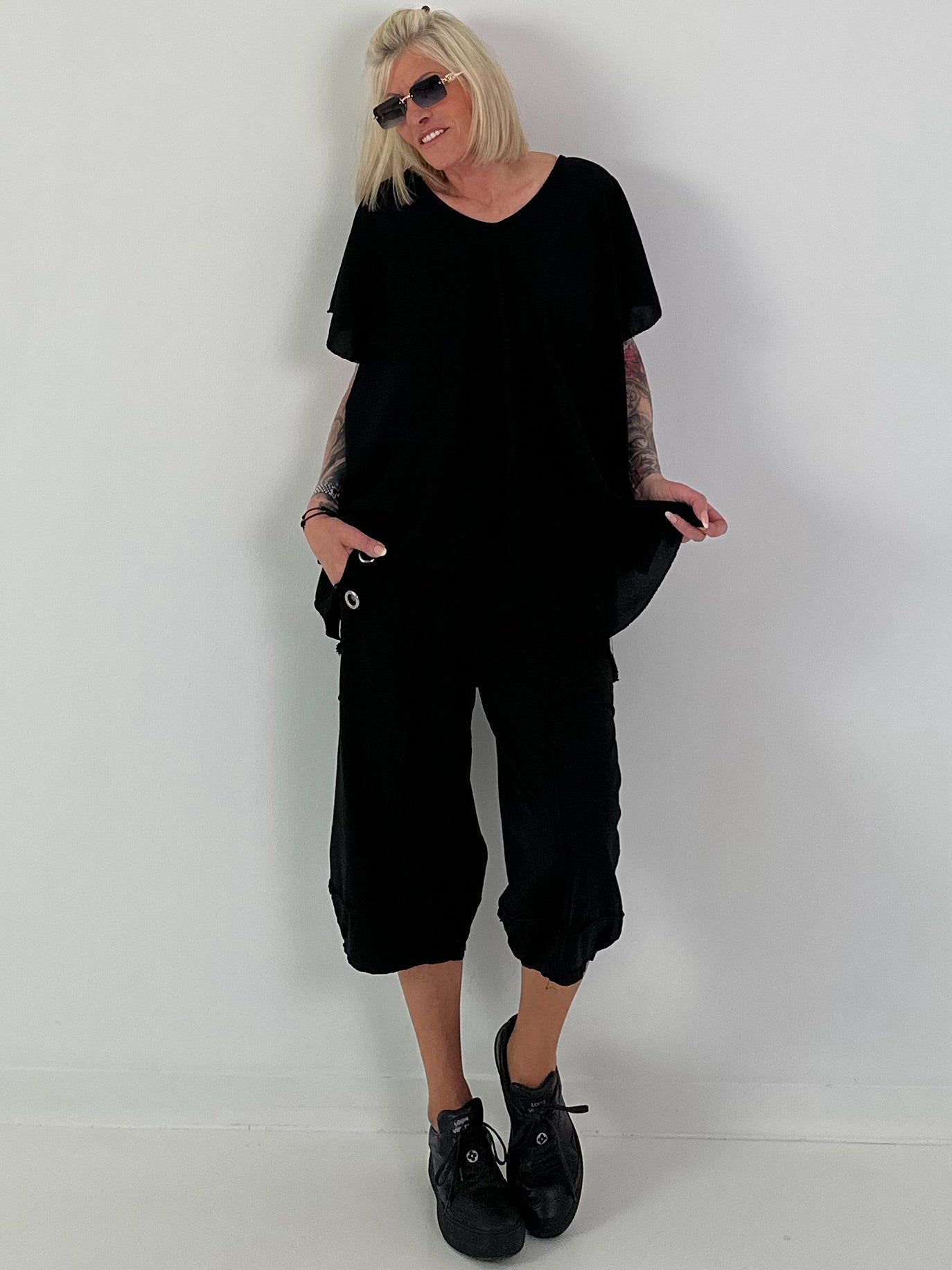 Casual sweatpants with eyelet details - black