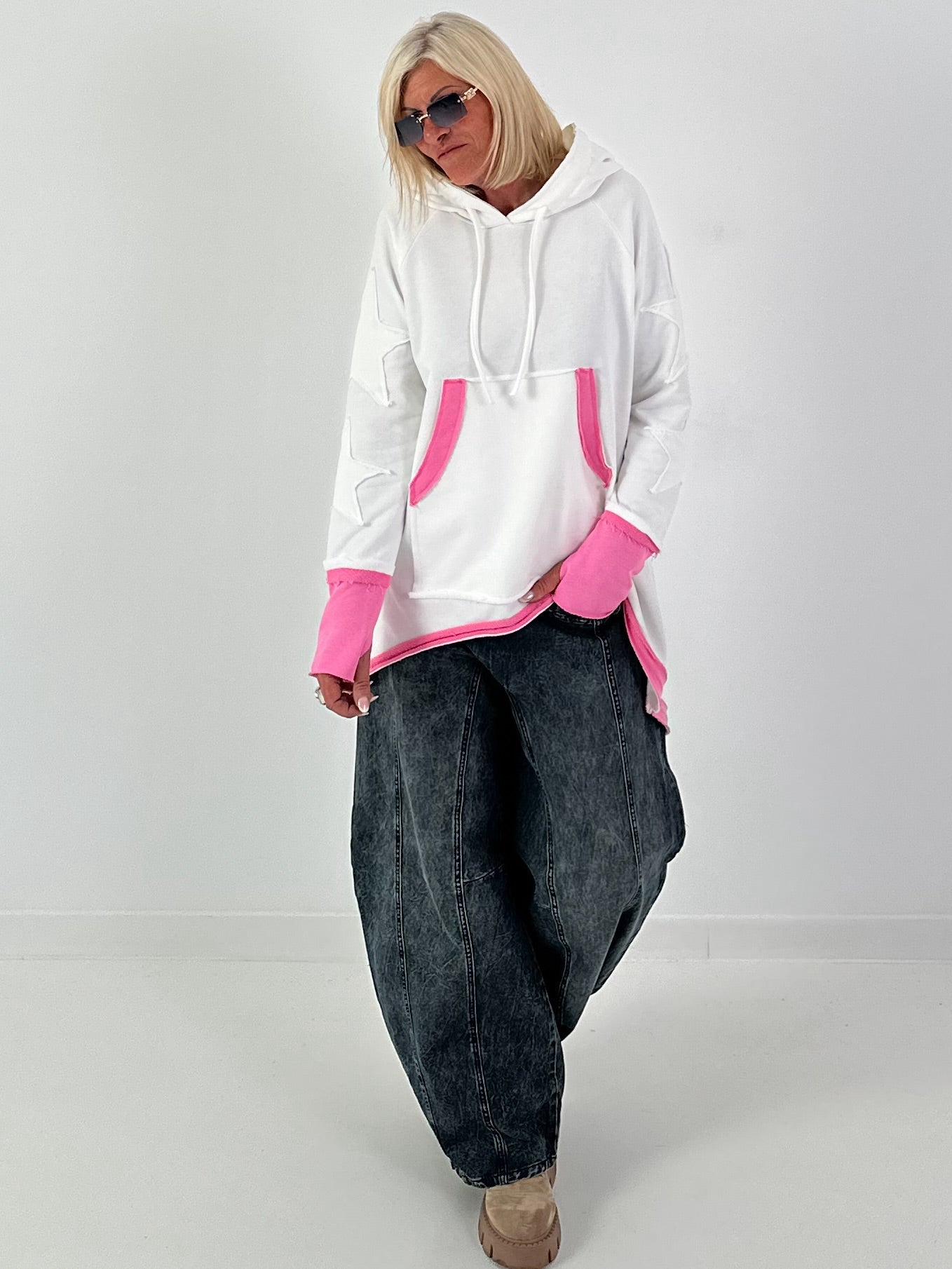 Lässiger Long Hoodie mit Daumenloch und trendigen Sternenelementen - weiss