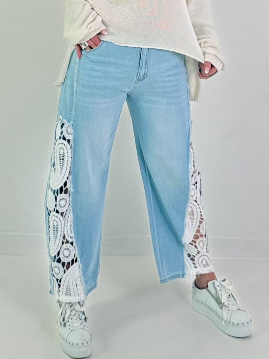 Jeans mit seitlichen Häkeleinsätzen - light-denim