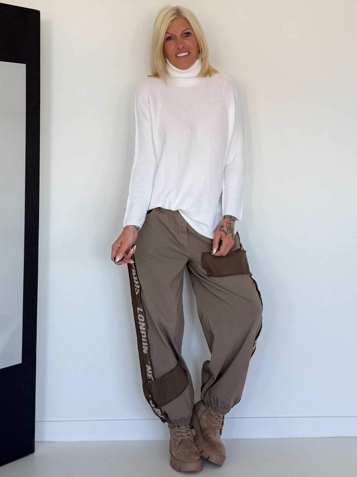Hose mit City-Statement-Print - taupe