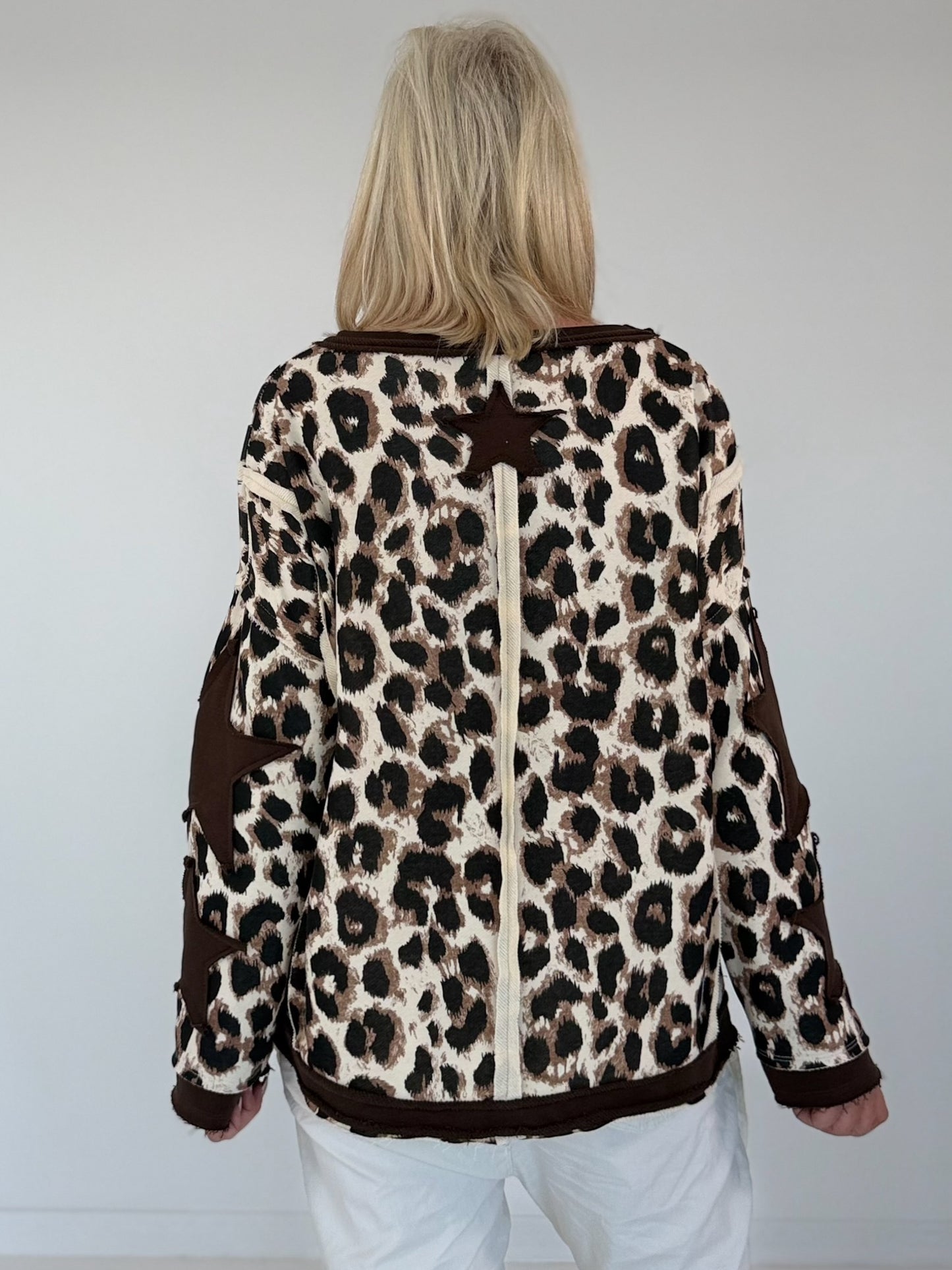 Sweatshirt mit All Over Leo-Print und trendigen Sternelementen - beige