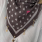 Dreieckstuch mit All Over Herz-Print und Charms - mokka-beige