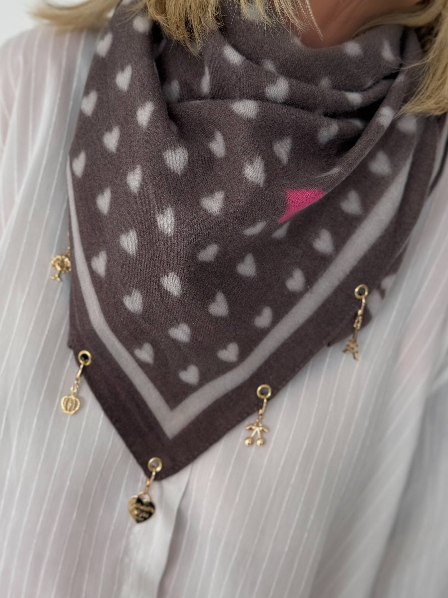 Dreieckstuch mit All Over Herz-Print und Charms - mokka-beige