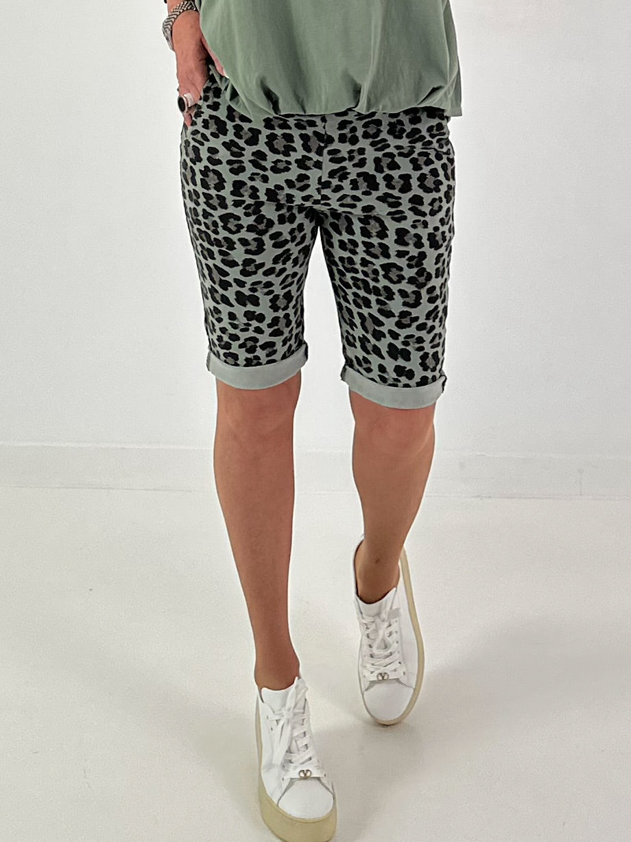 Kurze Hose im Leo Look- khaki