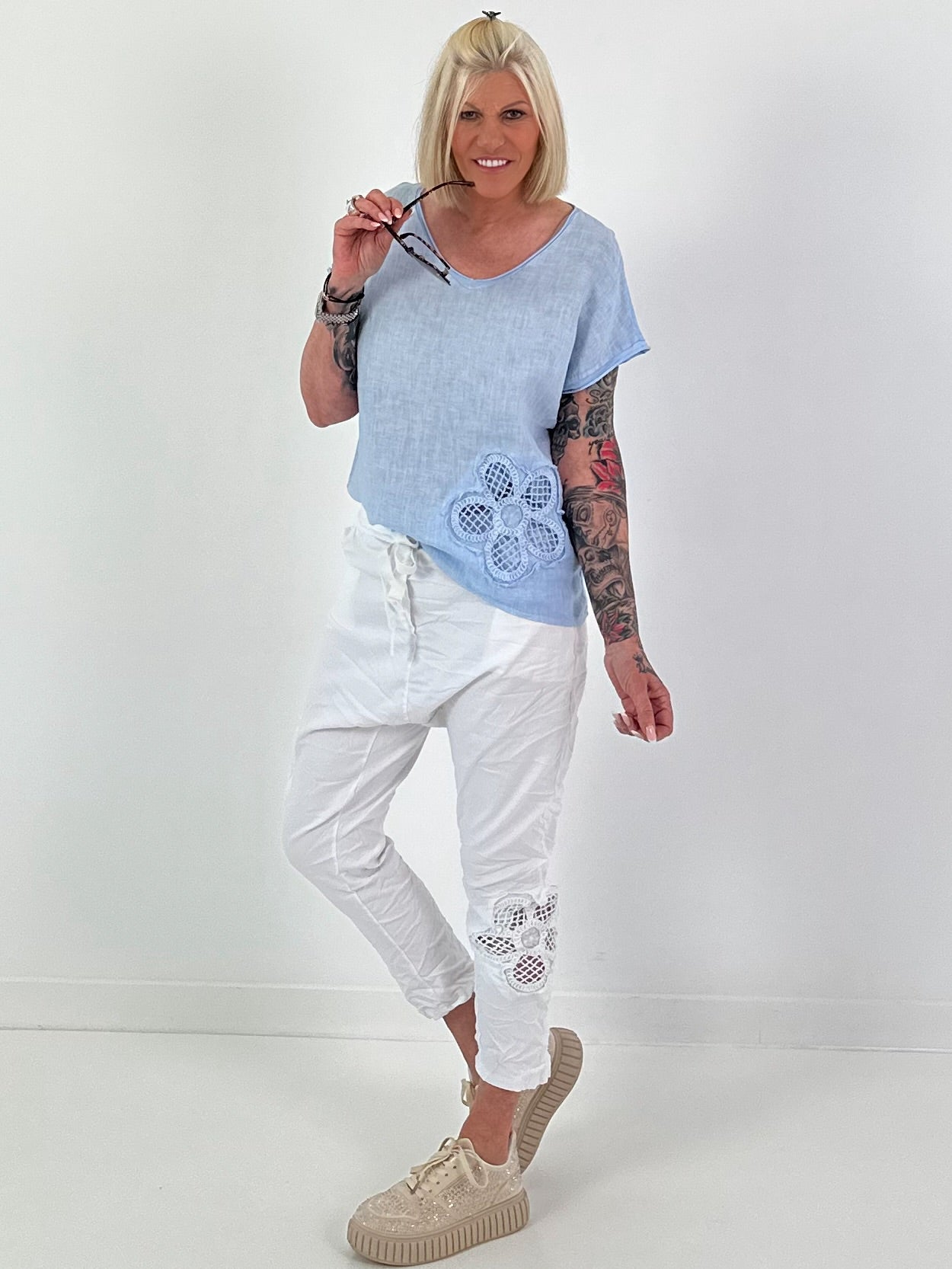 Leinen Shirt mit floralem Häkeleinsatz - hellblau