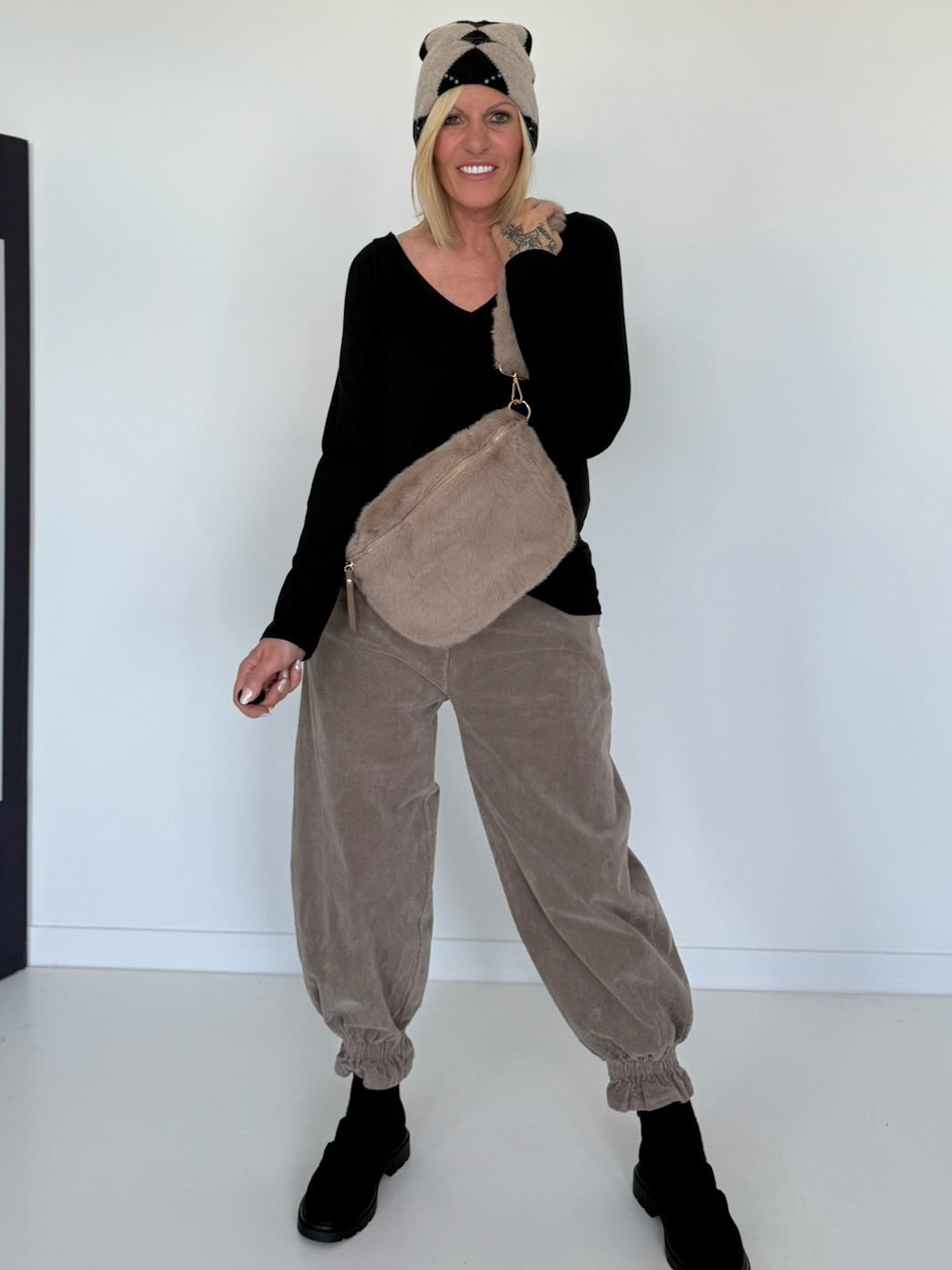 Basic Shirt mit V-Neck - schwarz