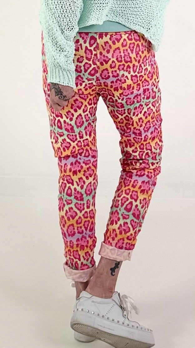 Hose mit Leo Print - pink-mehrfarbig