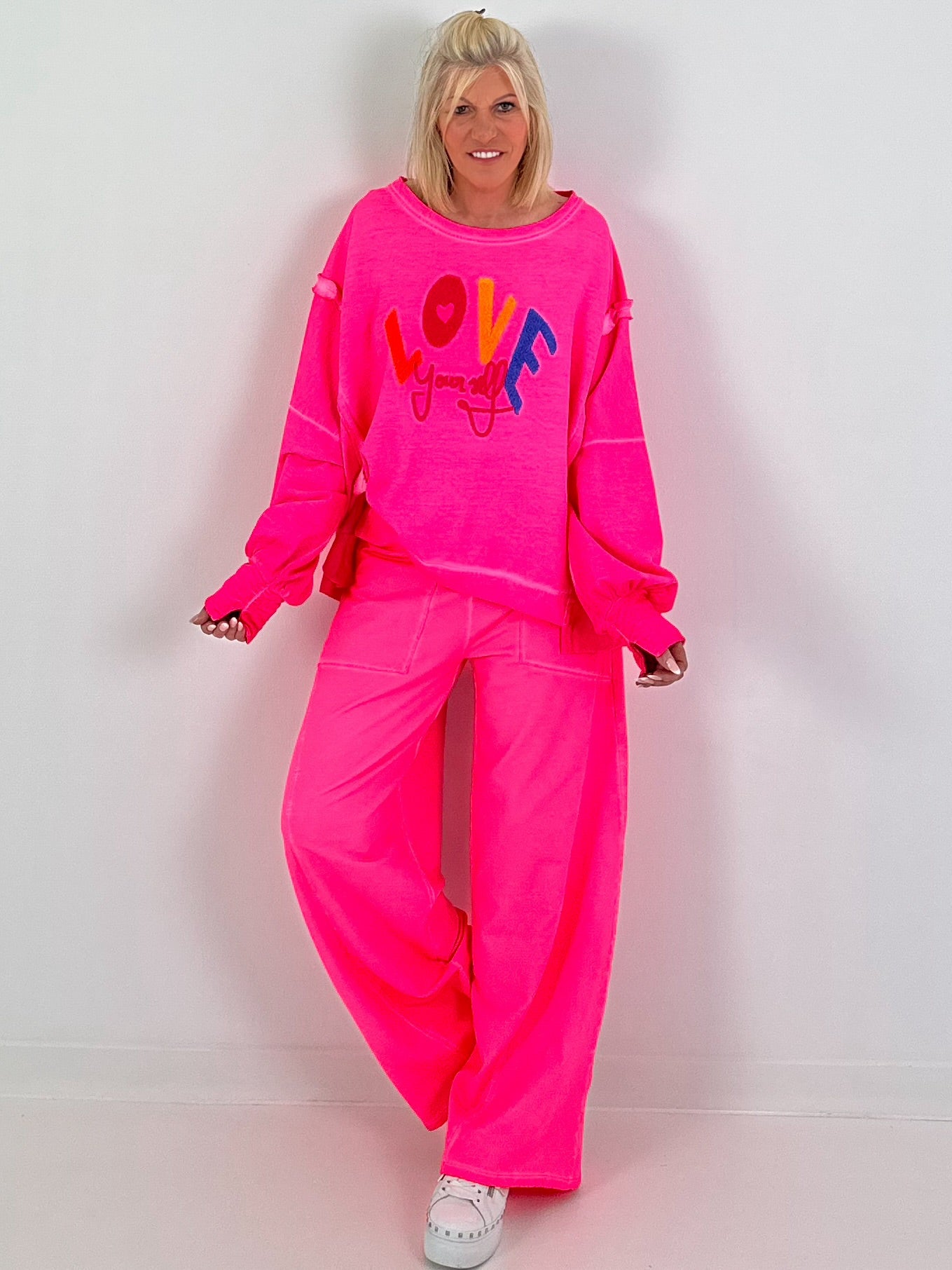 Sweatpants with large side pockets - neon pink