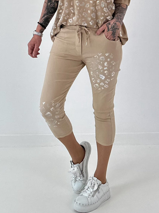 Capri Hose mit Leo Strass - sand
