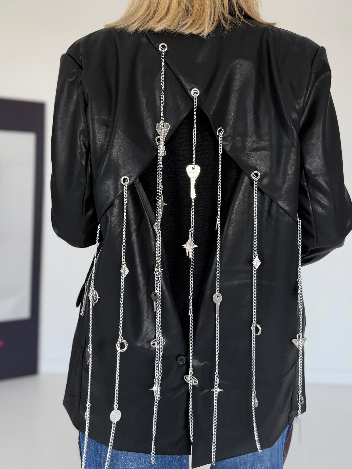Stylischer Blazer in Lederoptik mit abnehmbaren Kettenelementen - schwarz
