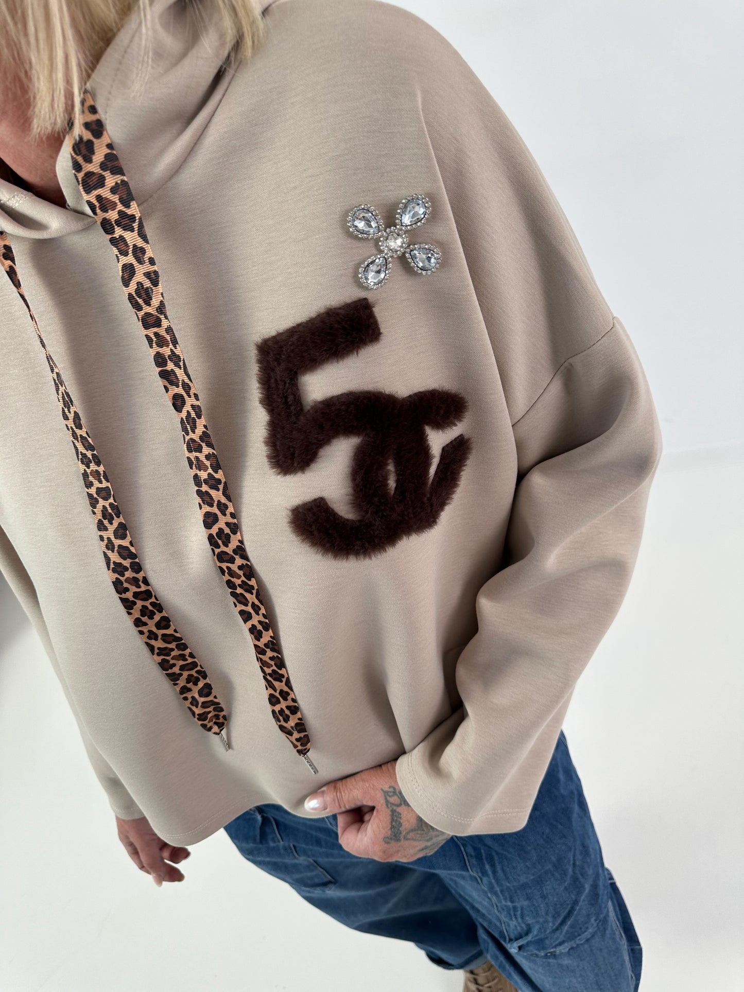 Hoodie mit Leo Bändchen und Teddyplüsch Print - beige