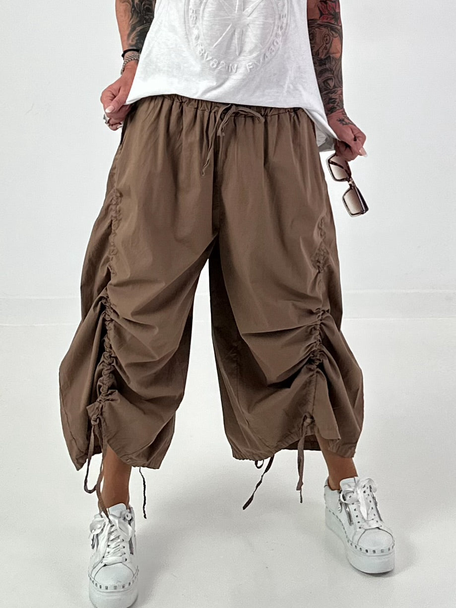 Balloon trousers with gathering seams - chocolate