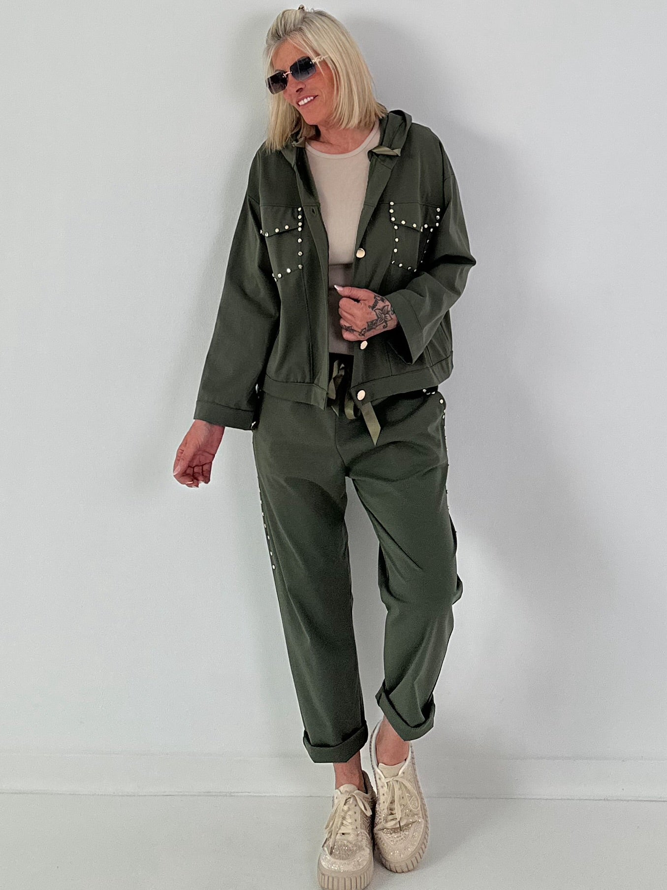Jacke mit goldenen Nieten-Details - oliv