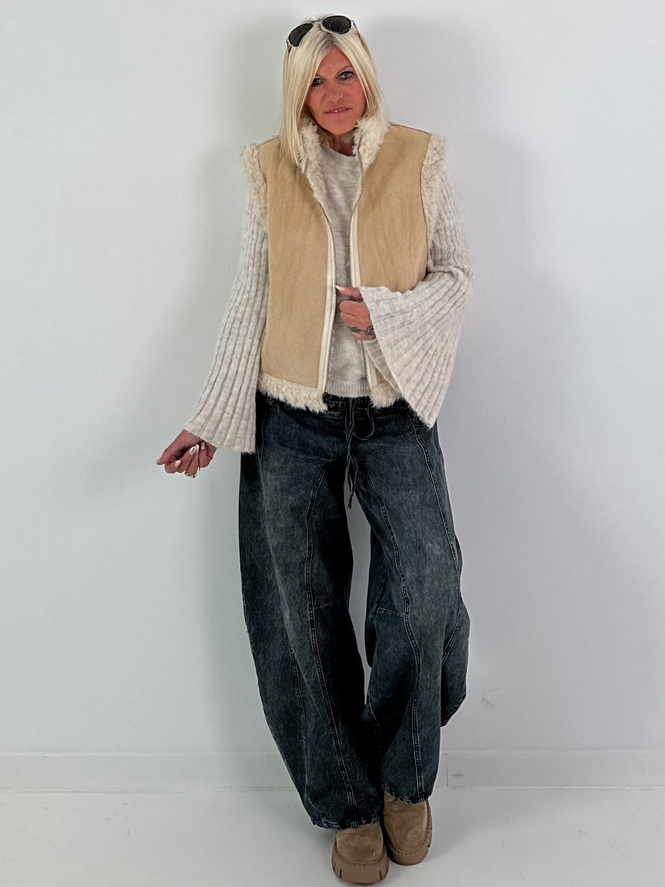 Weicher Pullover mit stylischen Trompetenärmeln - beige