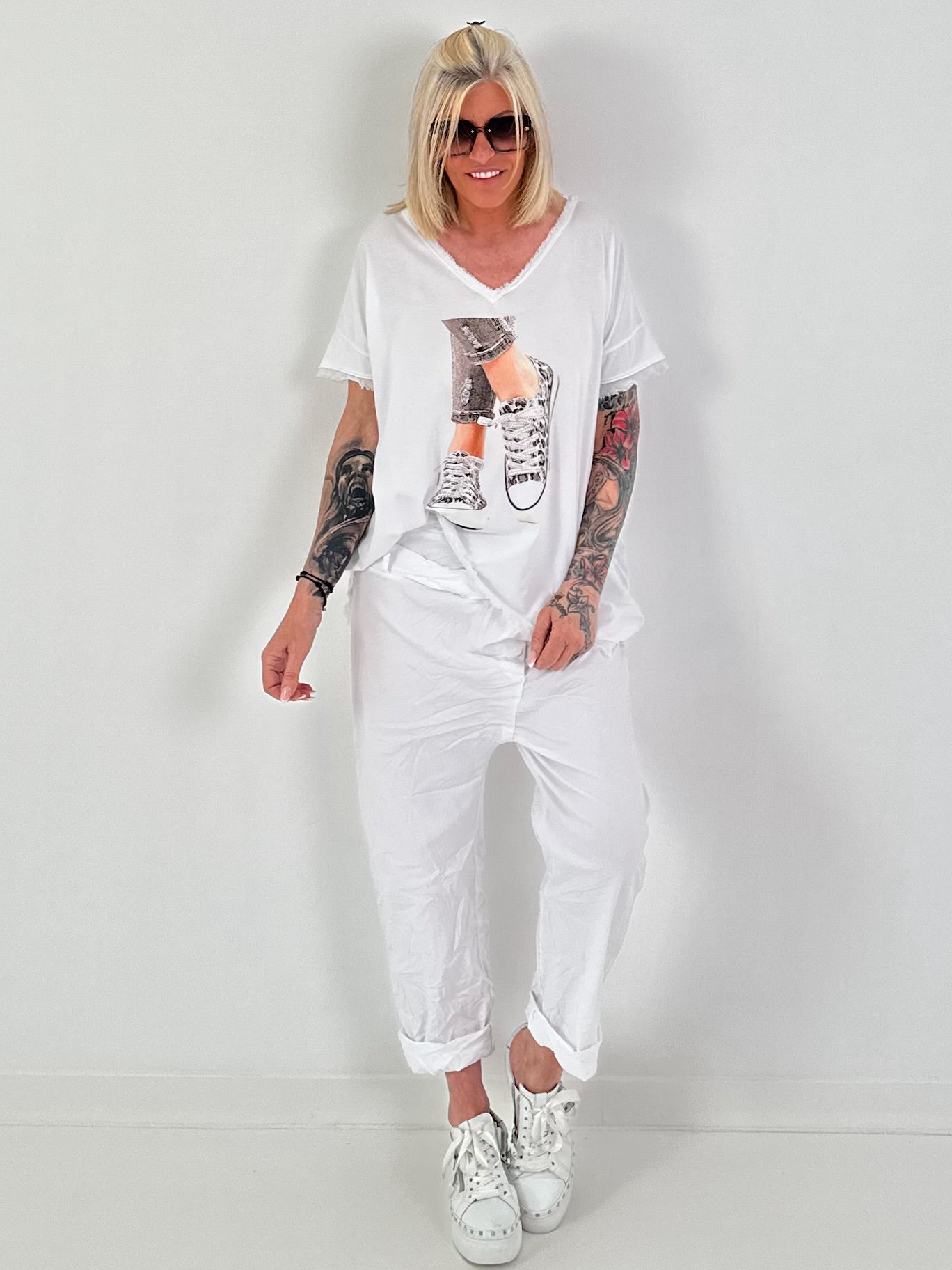 T-Shirt mit Schuhprint und Glitzerdetails - weiss-beige