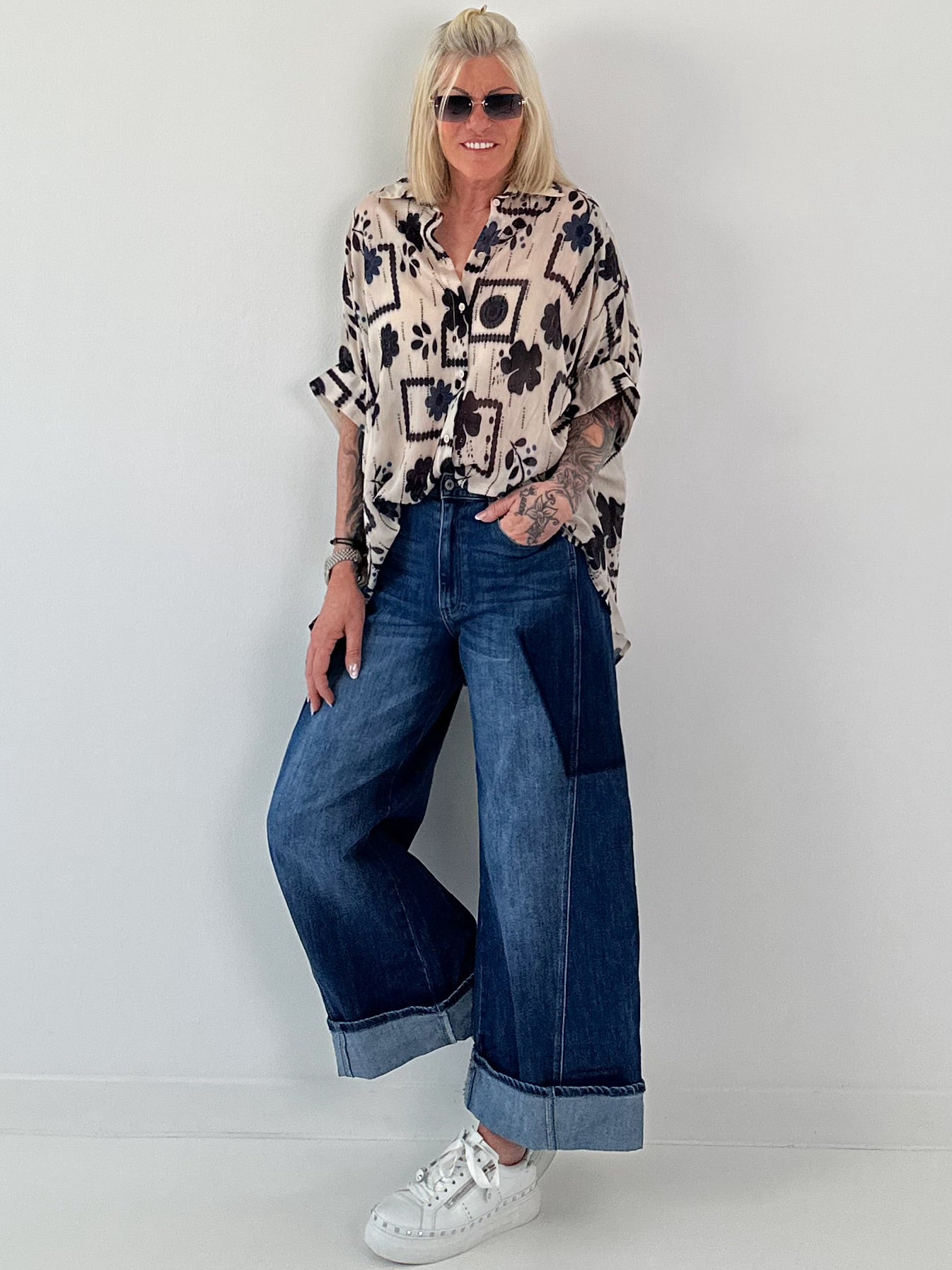 Leichte oversized Bluse mit Muster - beige- schwarz-blau