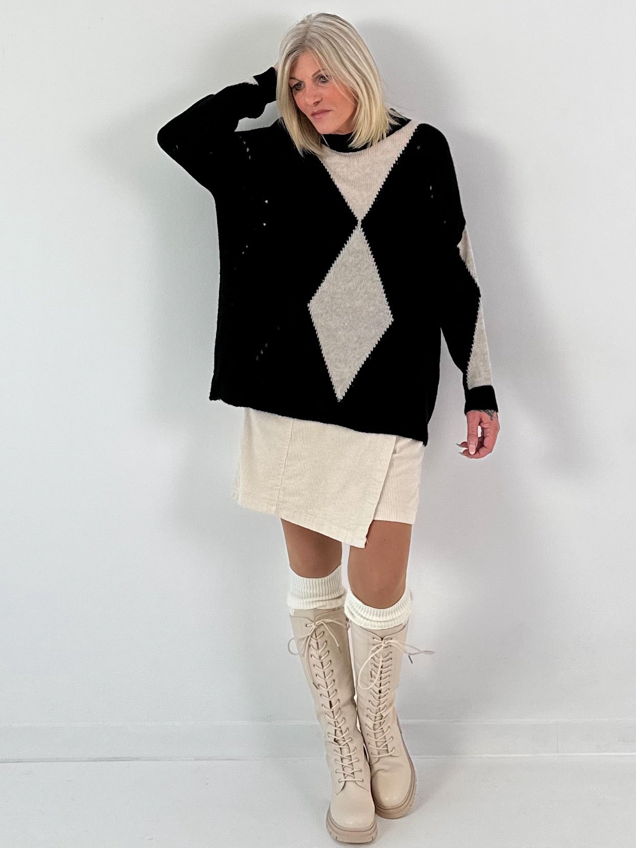 Sweater model "Geometric Glow" - black-beige