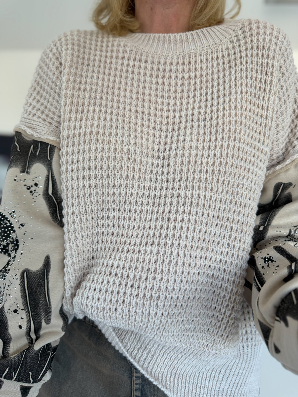 Grobstrickpullover mit Sweatärmeln Skull - beige