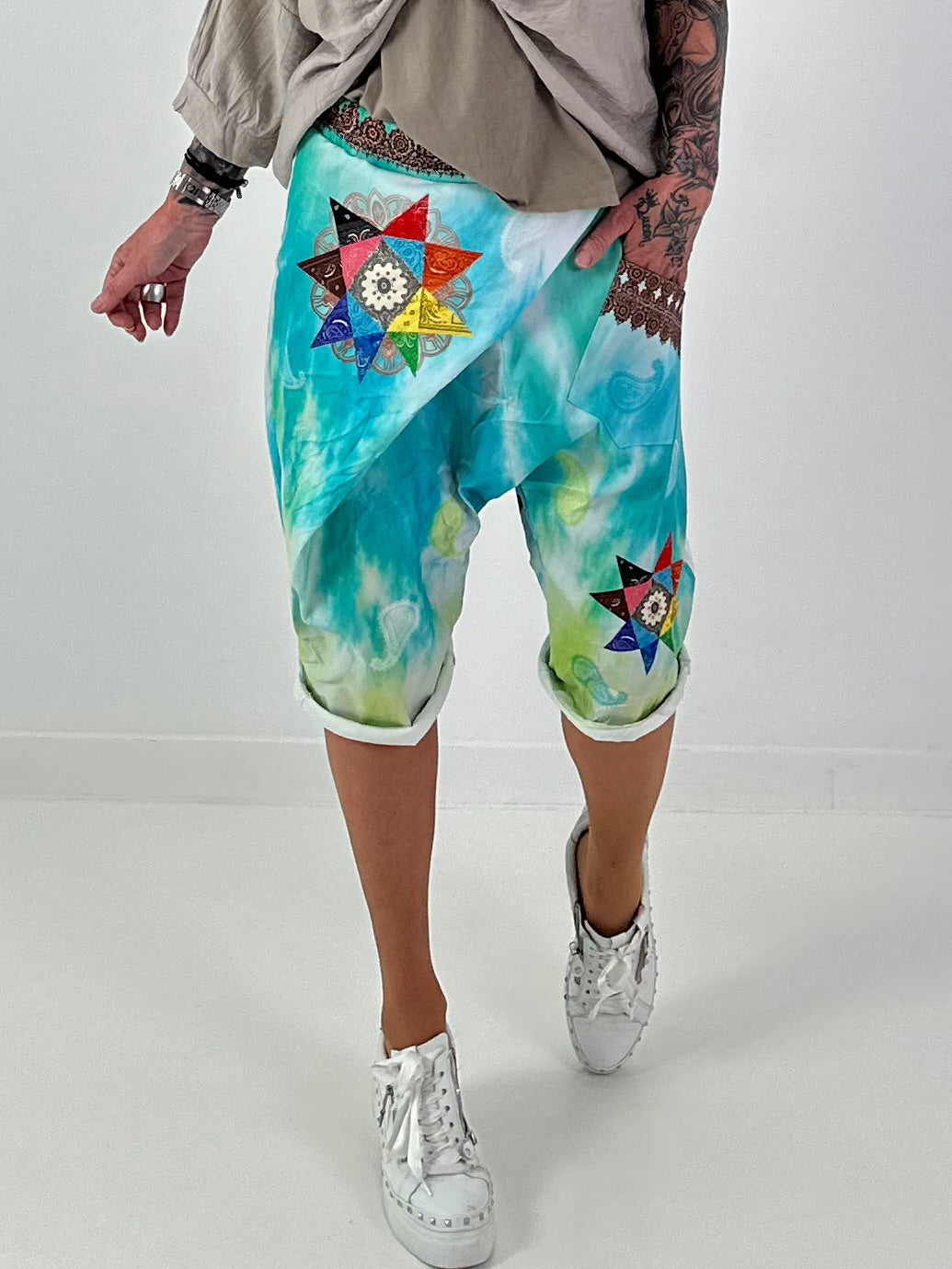 Short baggy shorts with overlap - beige