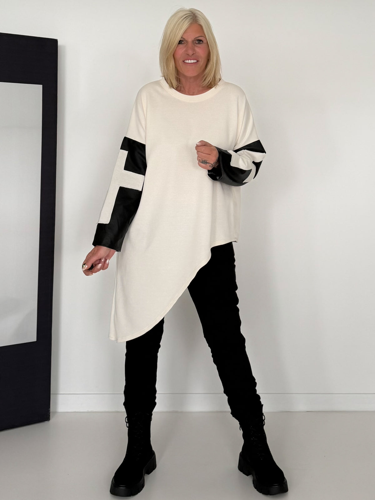 Asymmetrischer Sweater mit Kreuz- und Lederoptik-Details - creme
