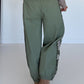 Hose mit City-Statement-Print - khaki