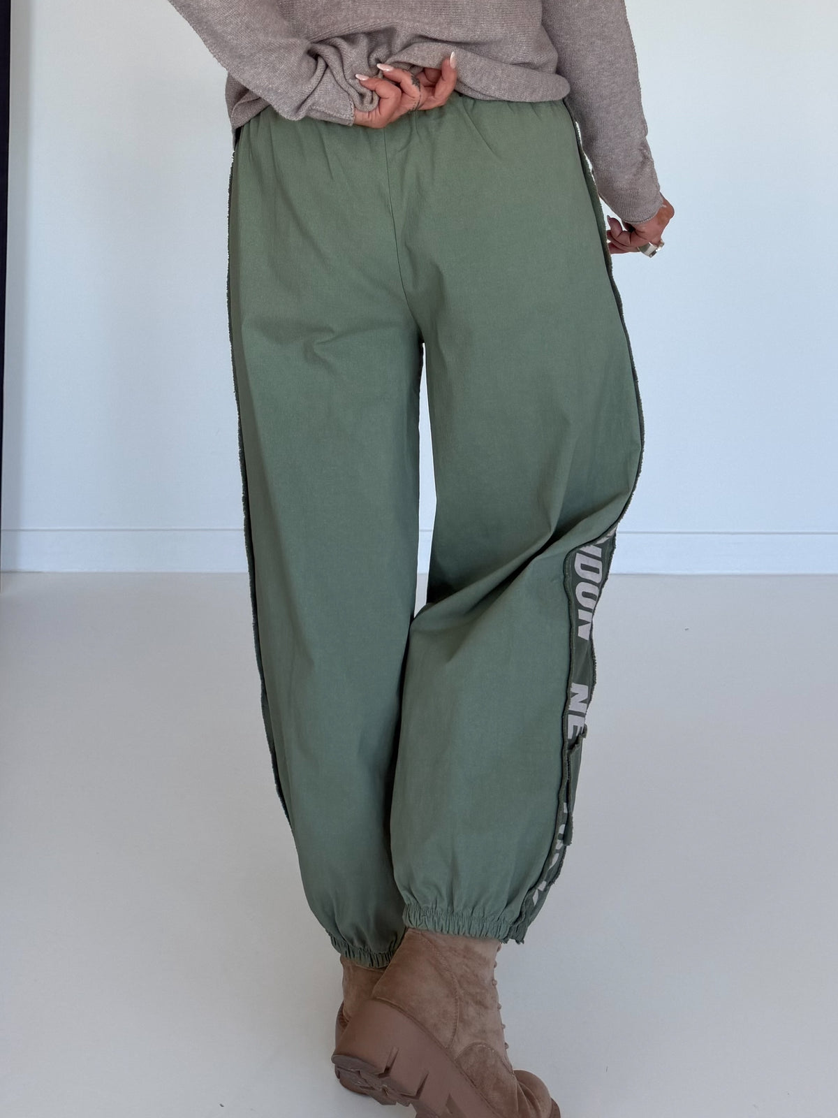 Hose mit City-Statement-Print - khaki