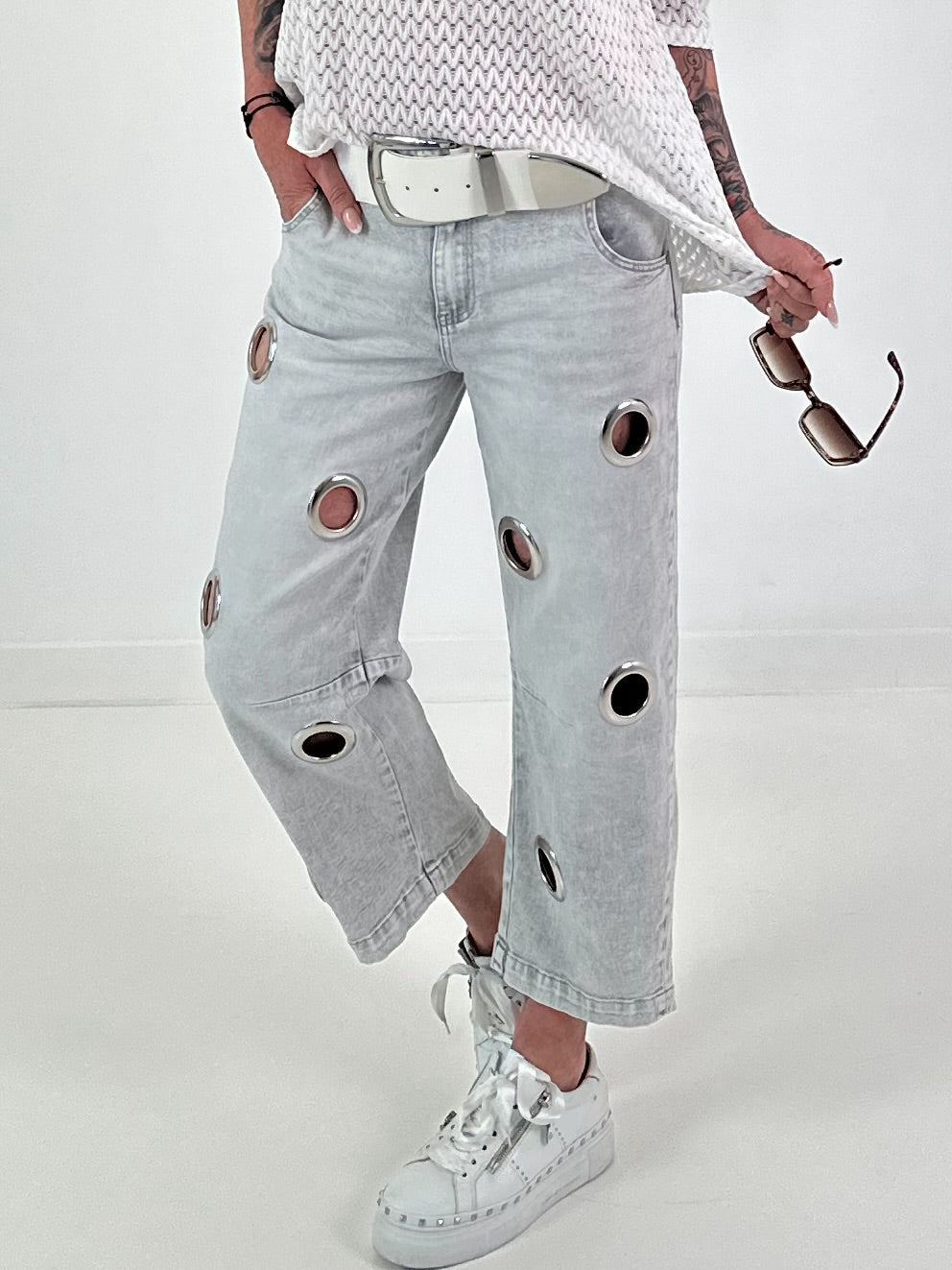 Jeans with silver eyelets - gray