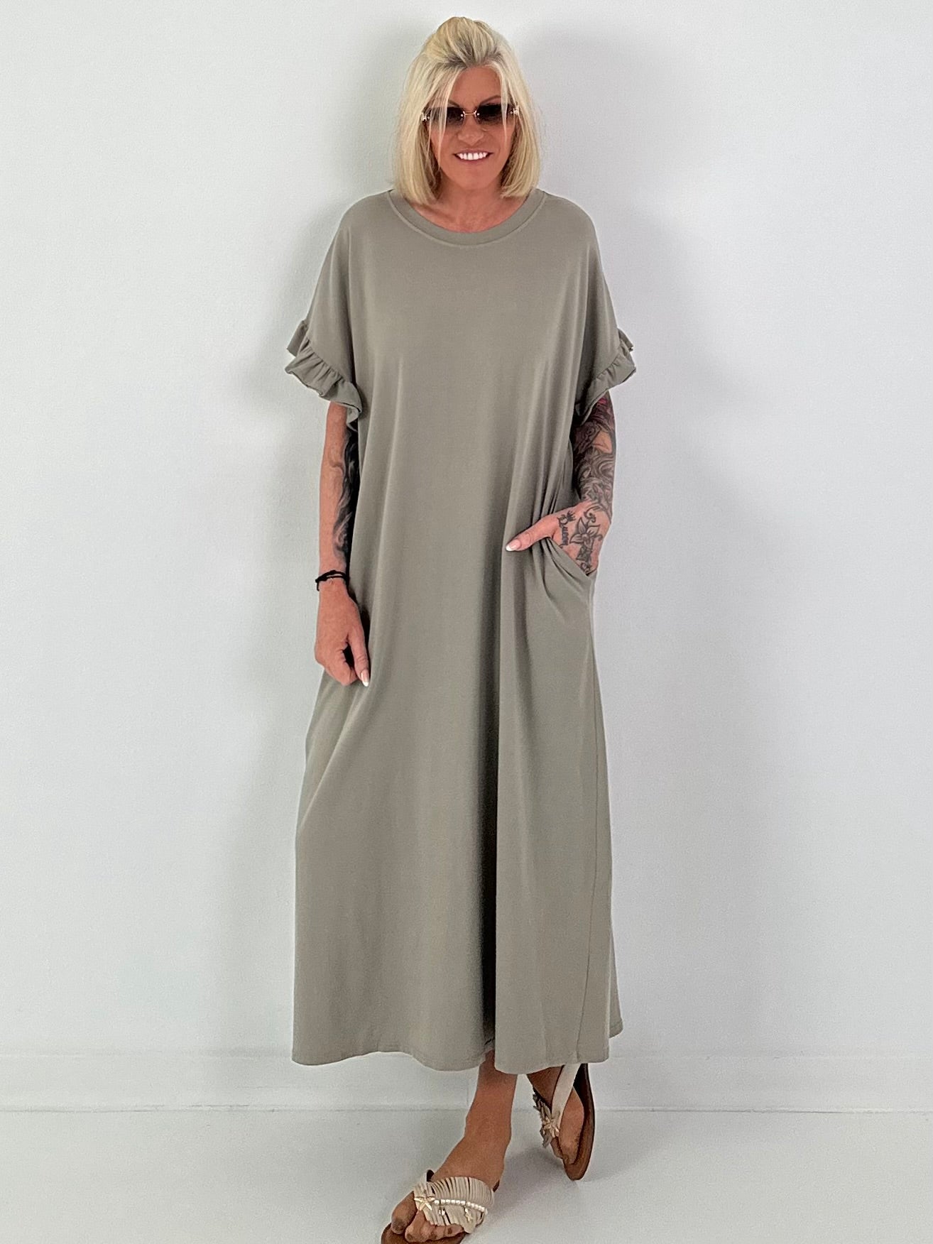 Langes Kleid mit kurzen Rüschen-Ärmeln - taupe