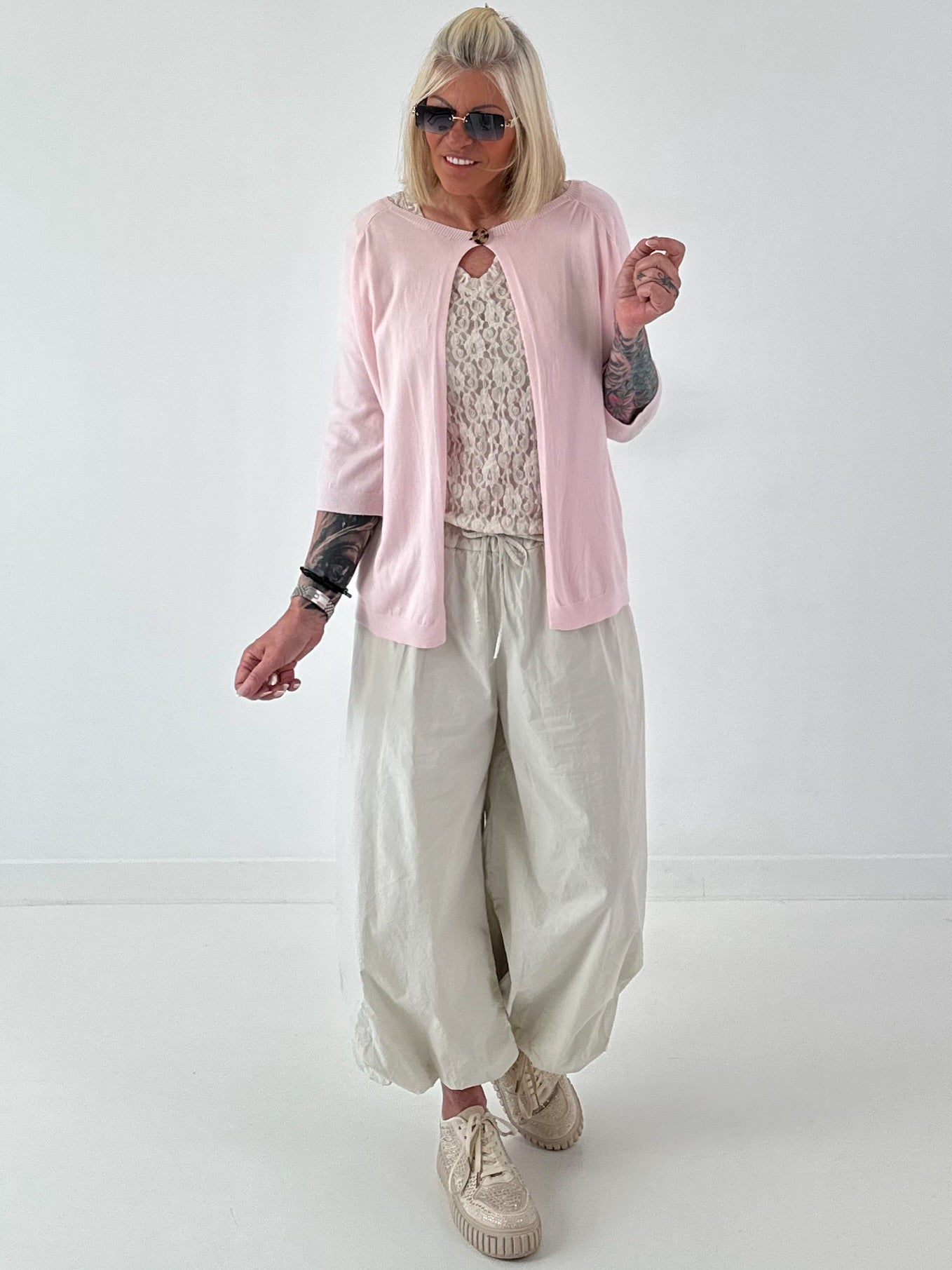 Leichte Feinstrickjacke mit Knopf- rosa