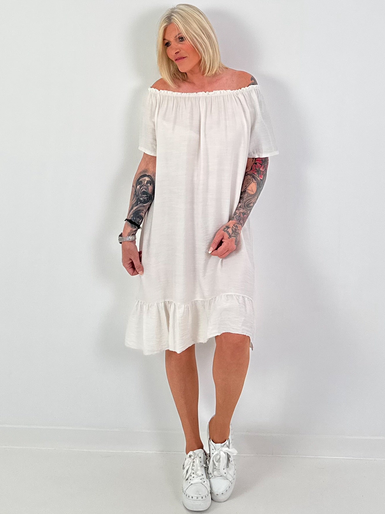 Kleid mit kurzen Ärmeln und Volant - beige