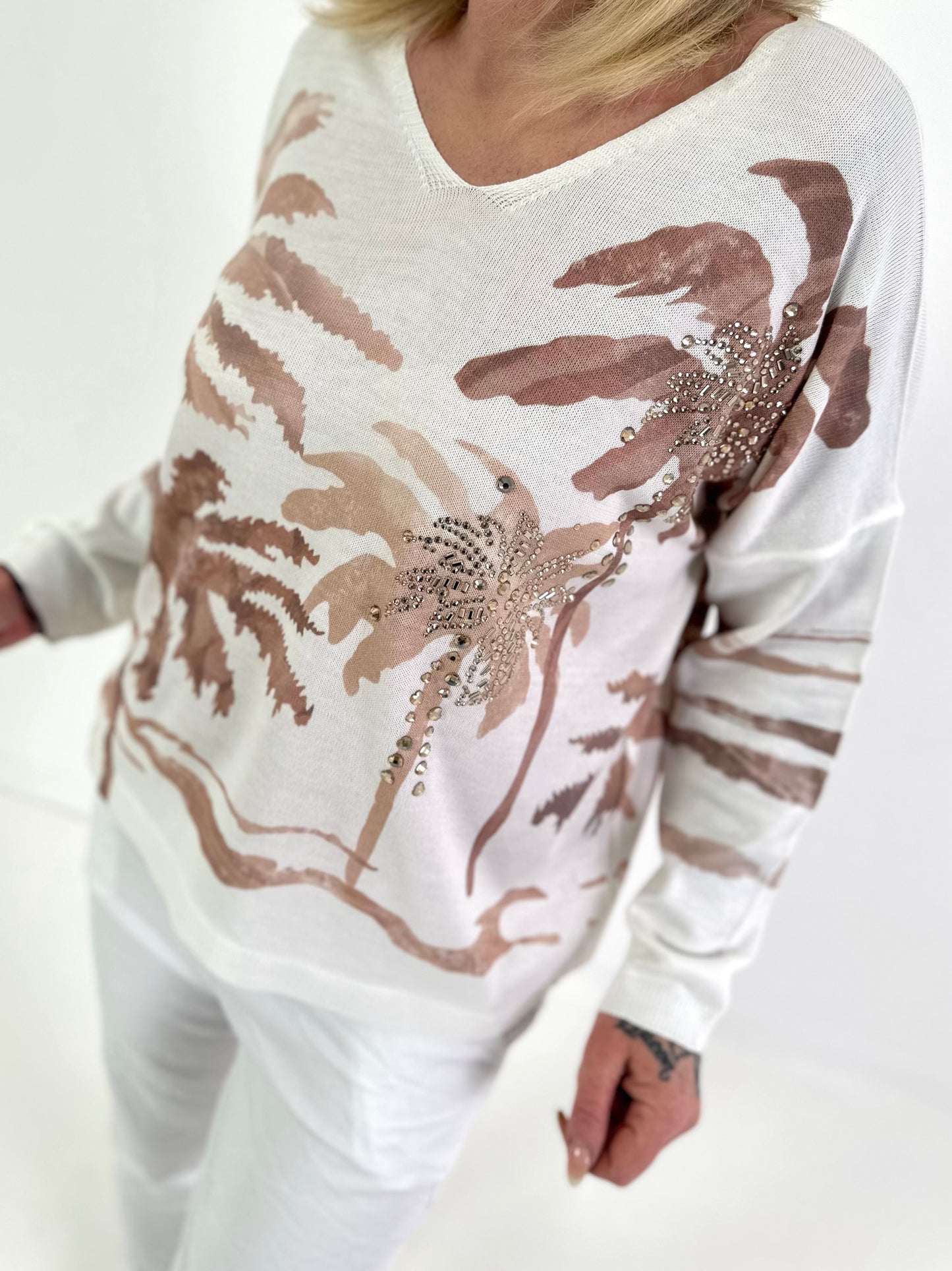 Fijn gebreide trui model "Palm Whisper" - wit-beige