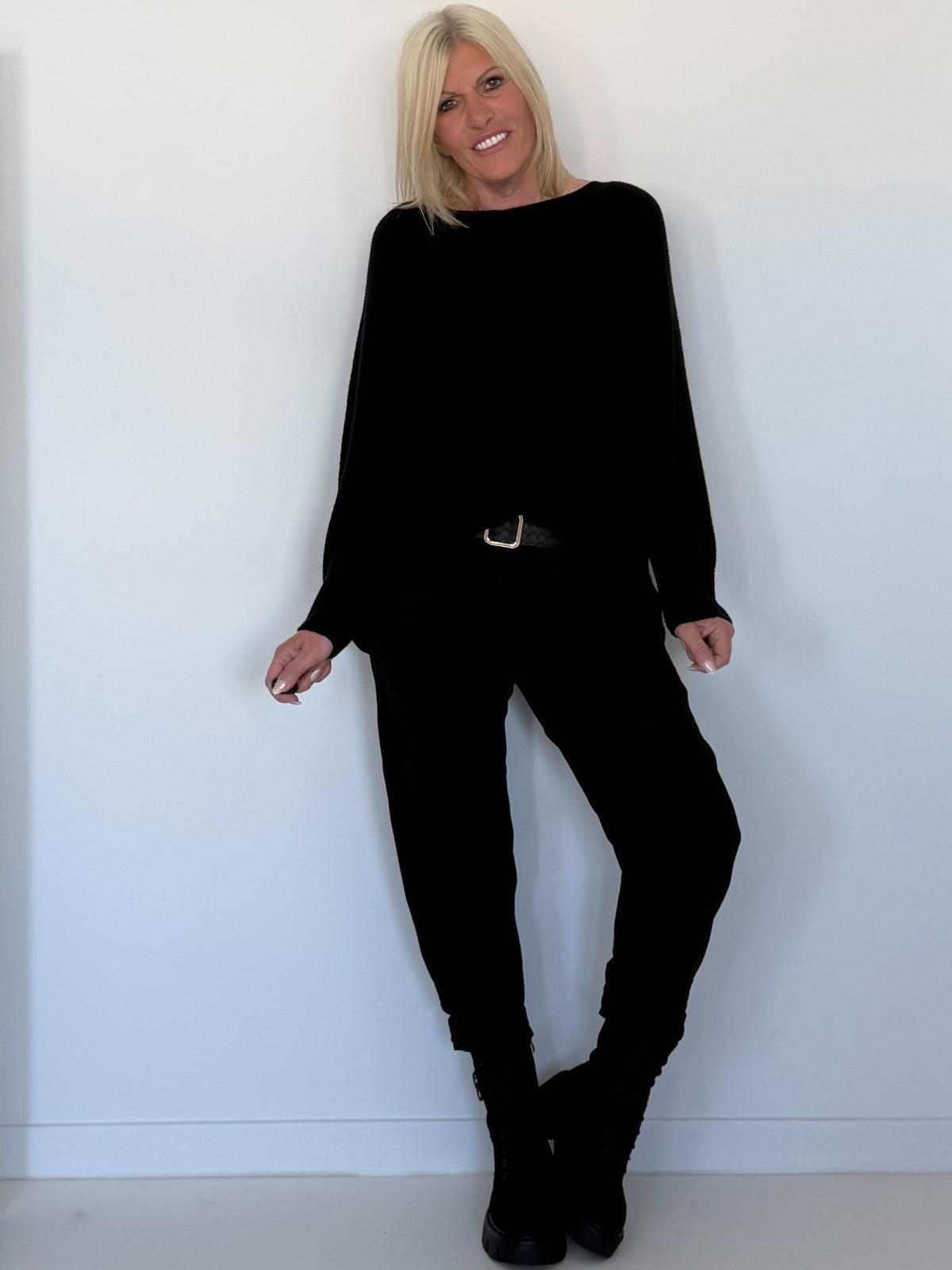 Basic crew neck pullover - black
