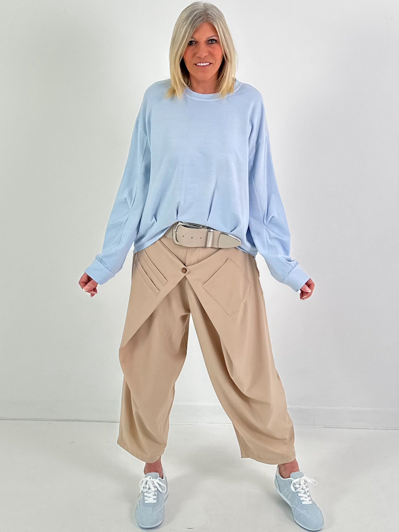 Sweater mit eingelegten Falten - hellblau