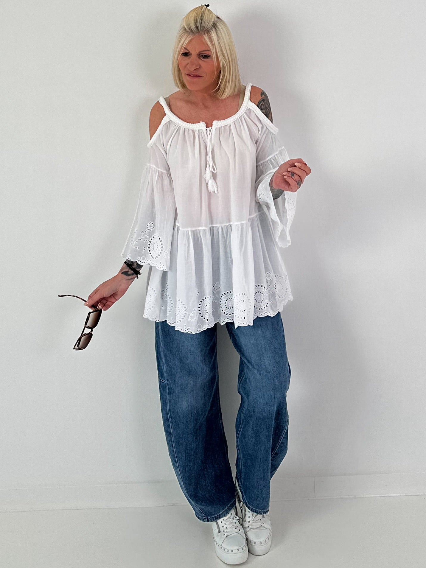 Tunika mit Lochstickerei und Off-Shoulder Cut-Outs - weiss
