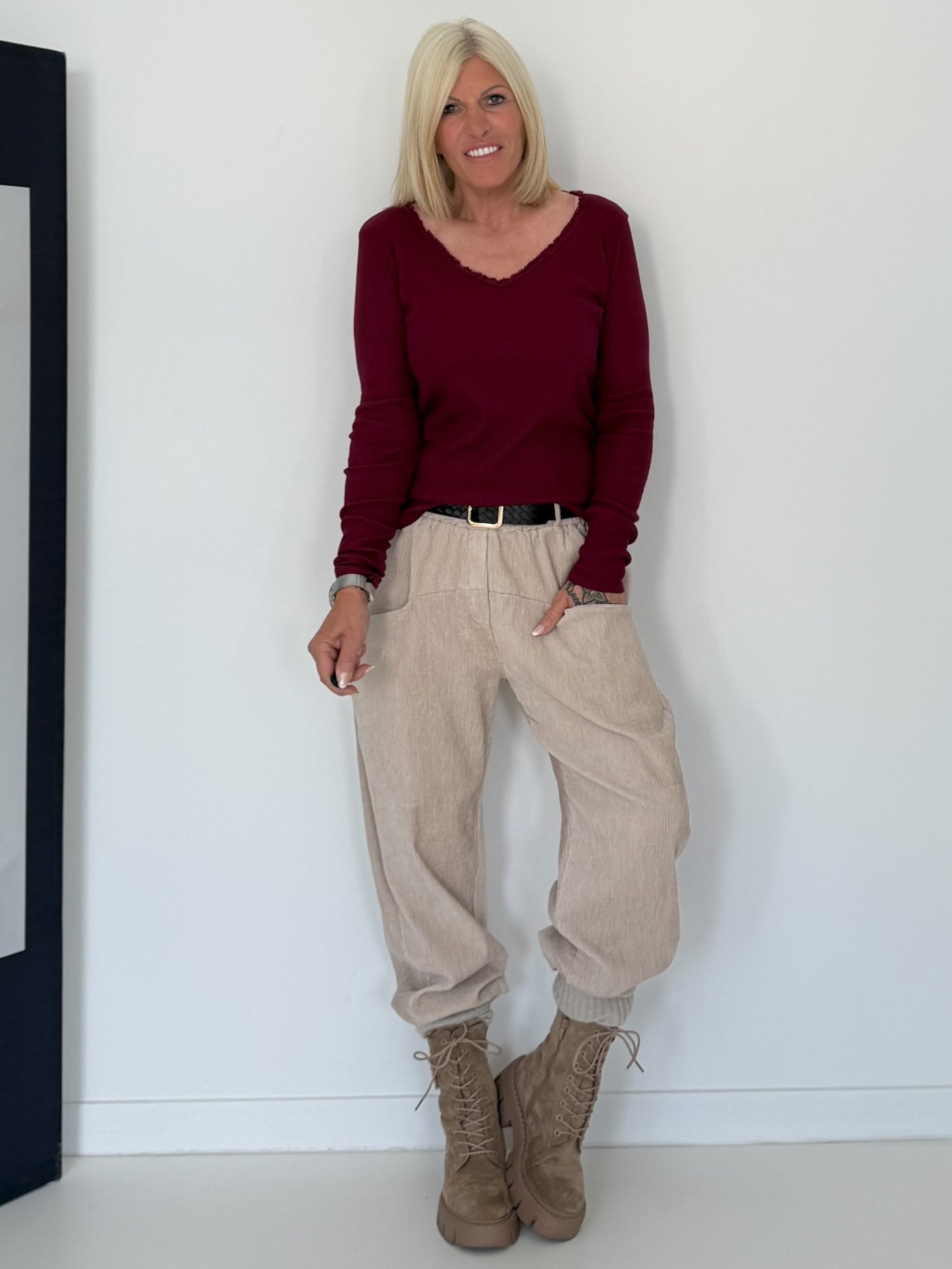 Geribd T-shirt met gerafelde V-hals - bordeauxrood