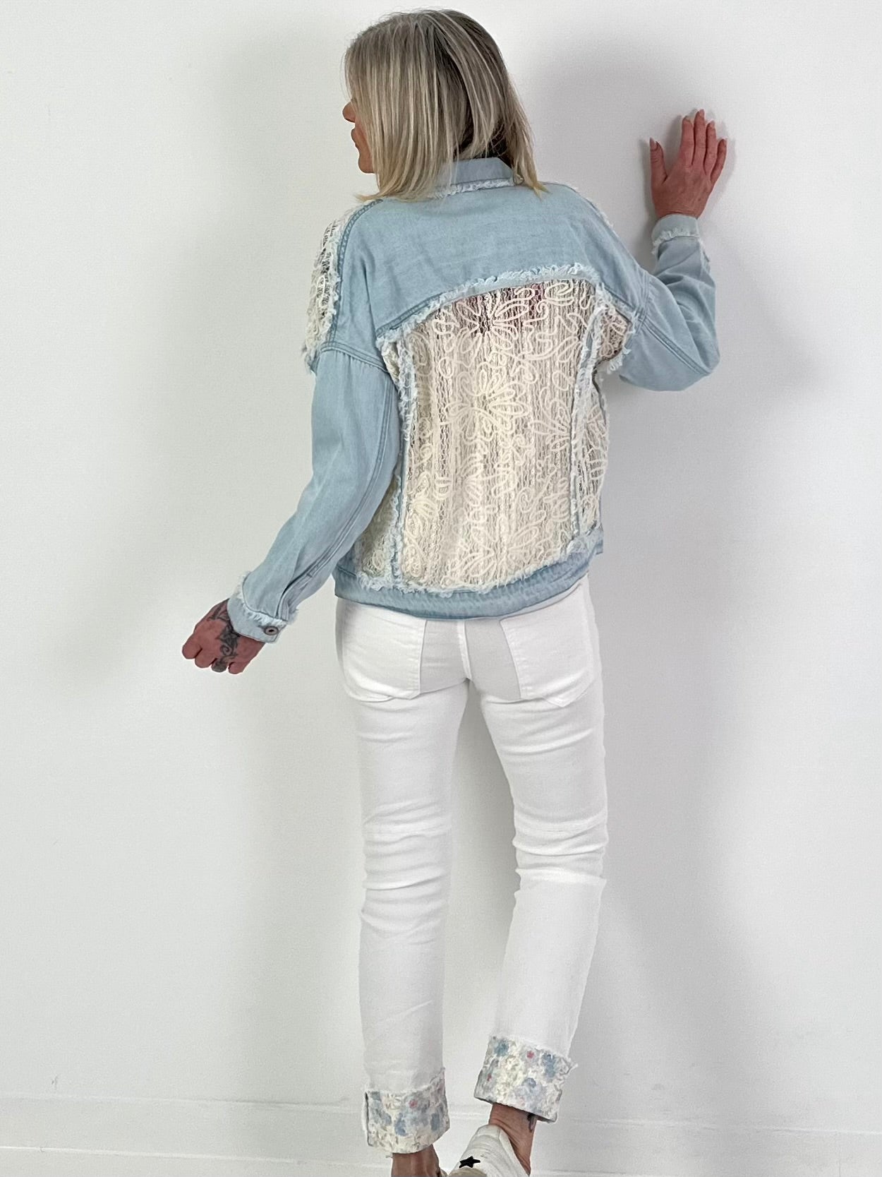 Jeansjacke mit Häkelelementen - denim