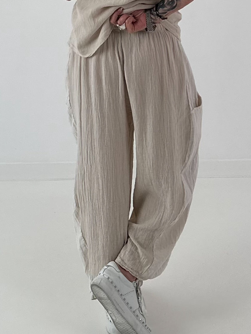 Grobe Hose im Materialmix mit großen Taschen - beige