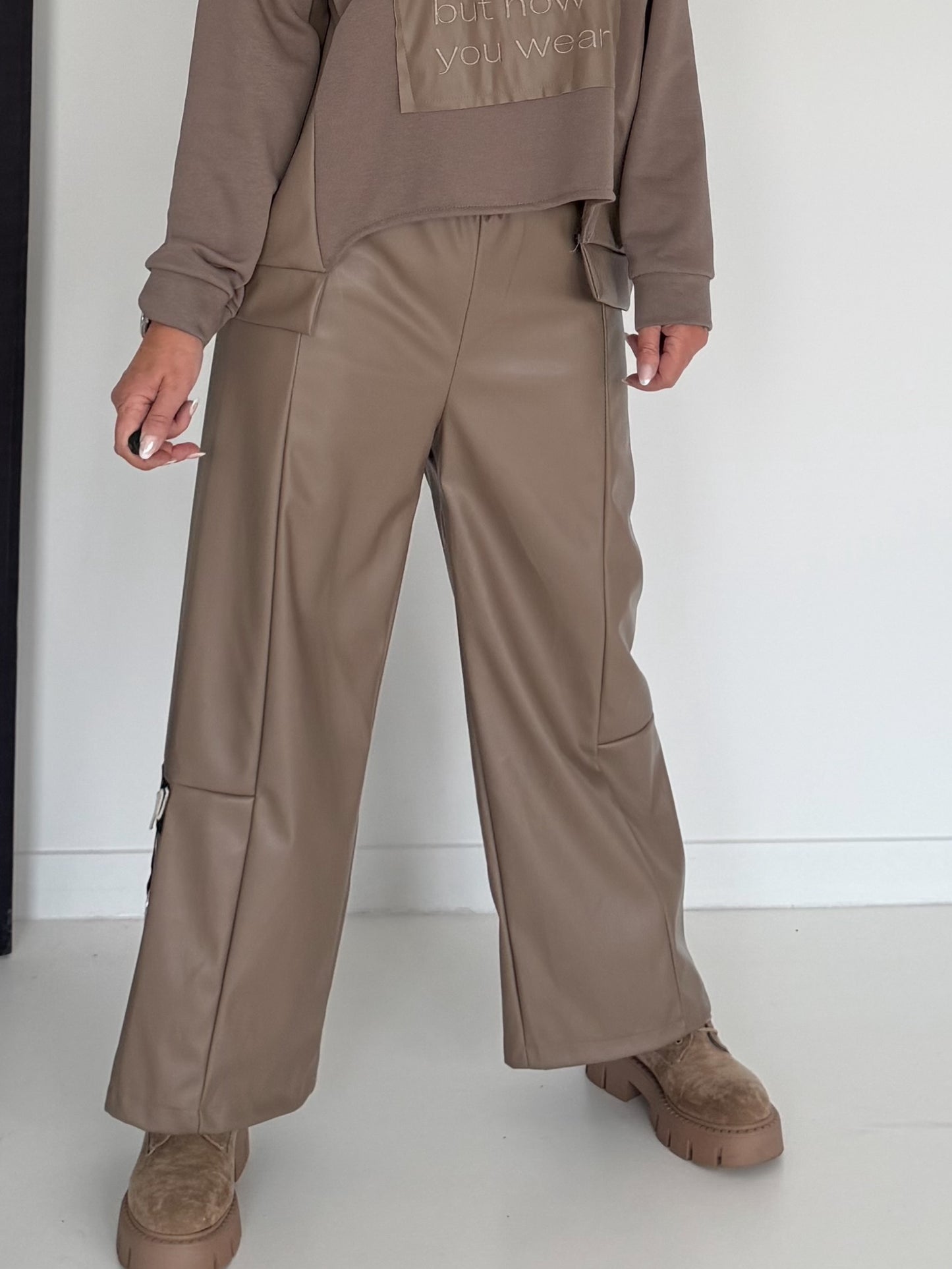 Vegane Lederhose mit weitem Bein - taupe