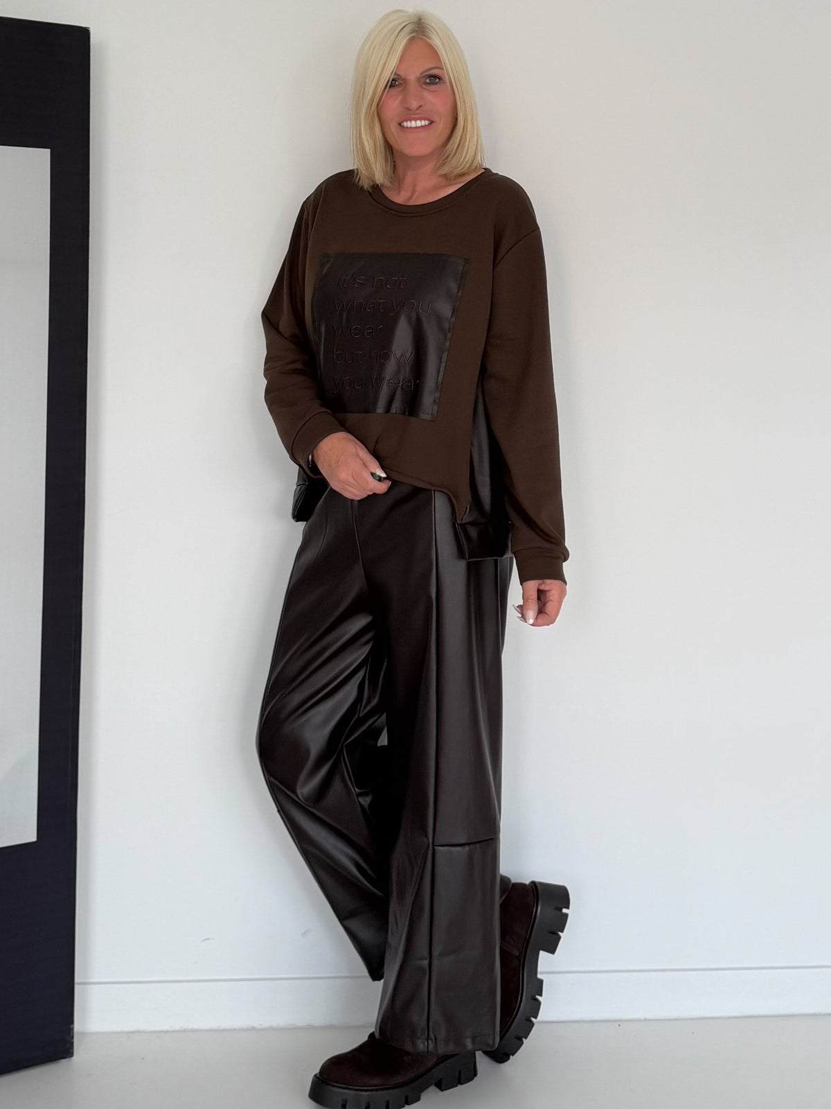 Sweater mit Lederoptik-Elementen - mokka