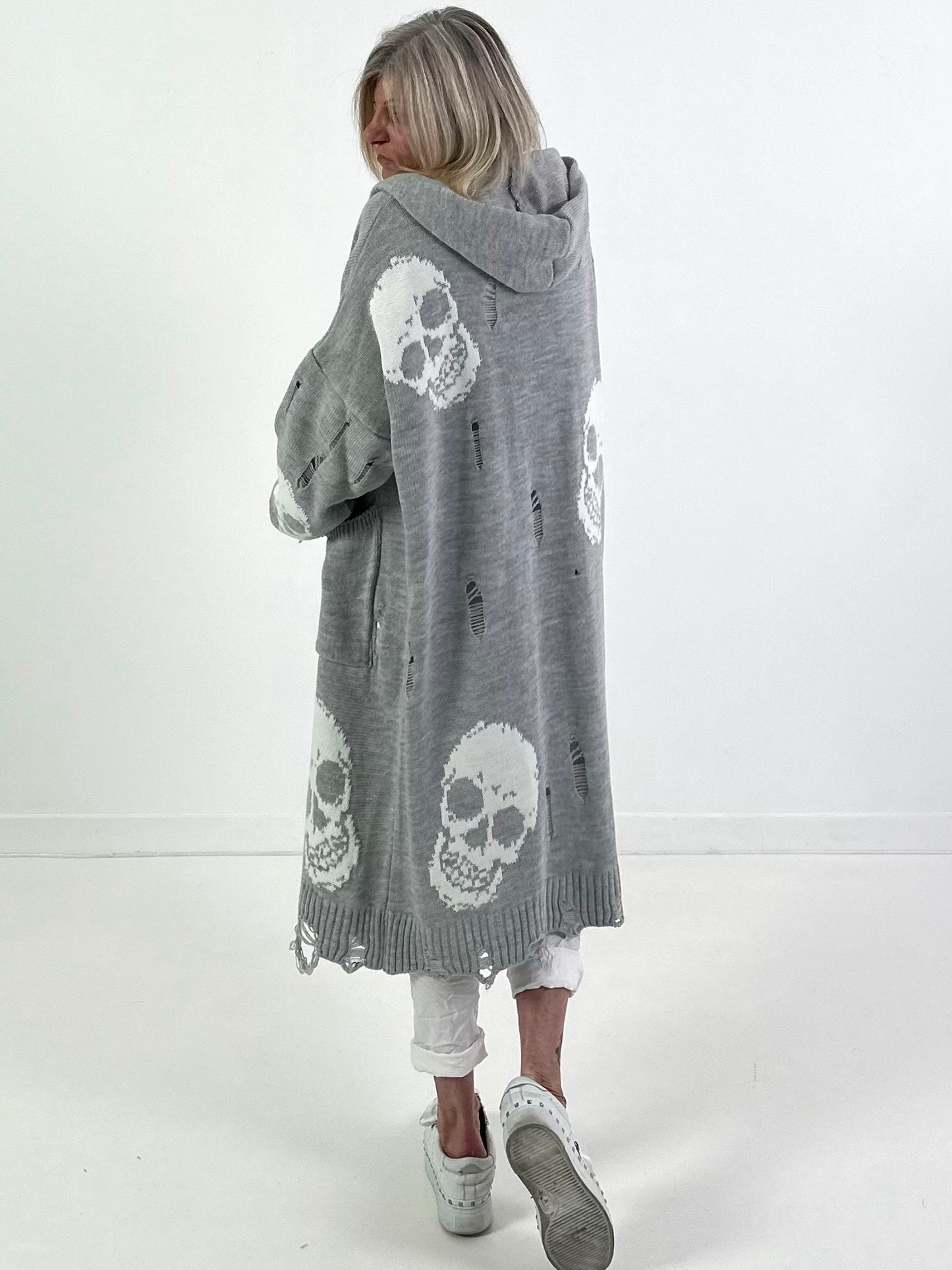 Oversized Strickmantel mit Kapuze Modell "Skull" - grau-weiss