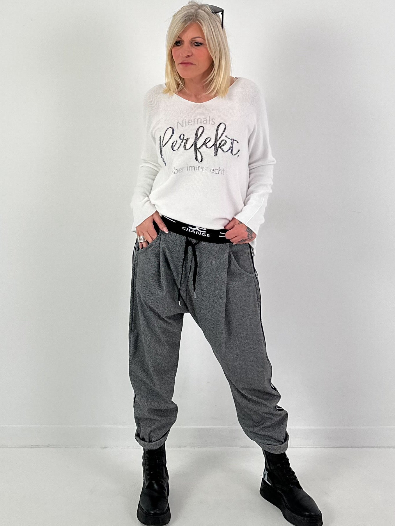 V-hals pullover model "Always Authentic" - wit