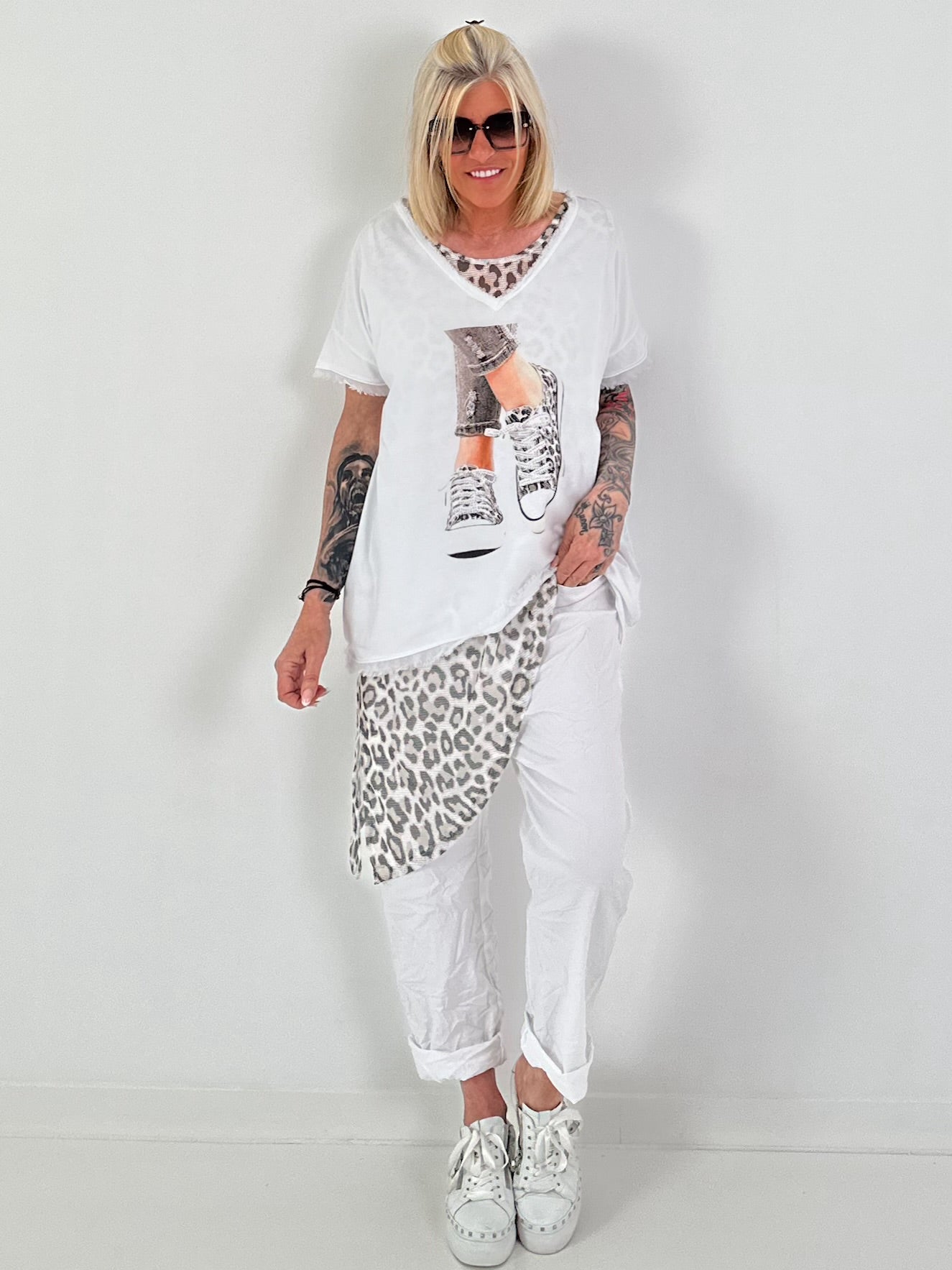 T-Shirt mit Schuhprint und Glitzerdetails - weiss-beige