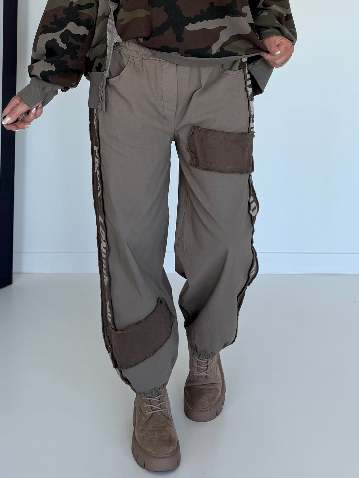 Hose mit City-Statement-Print - taupe