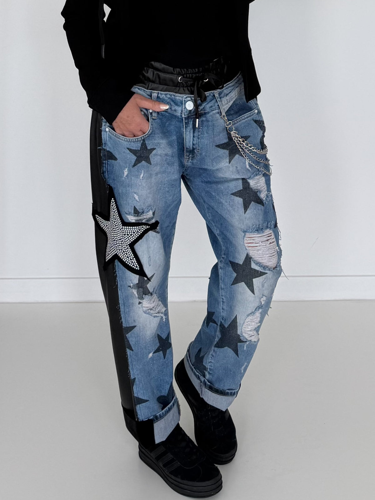 Boyfriend Jeans mit allover Sternen-Print und Ledereinsätzen - schwarz-denim