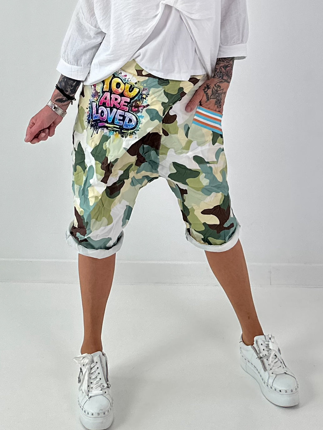 Short baggy shorts with overlap - beige